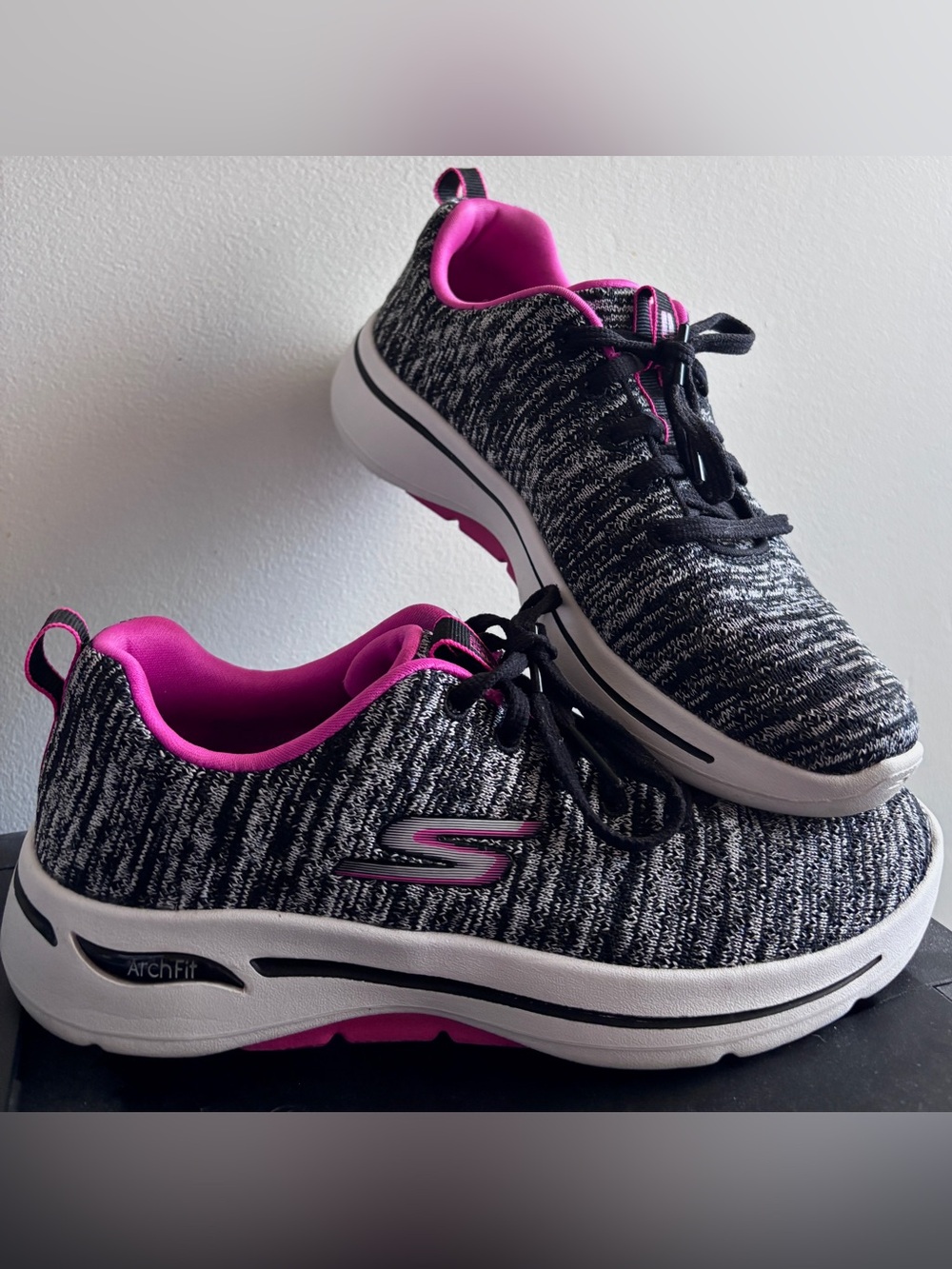 Skechers Arch Fit 6.5 Black Pink Knit Walking Sneakers